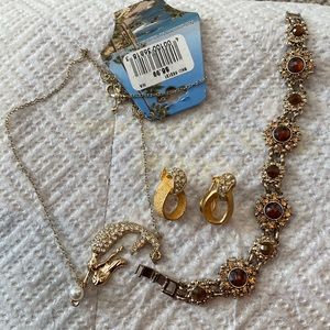 One brecelet one pier of earning one necklace